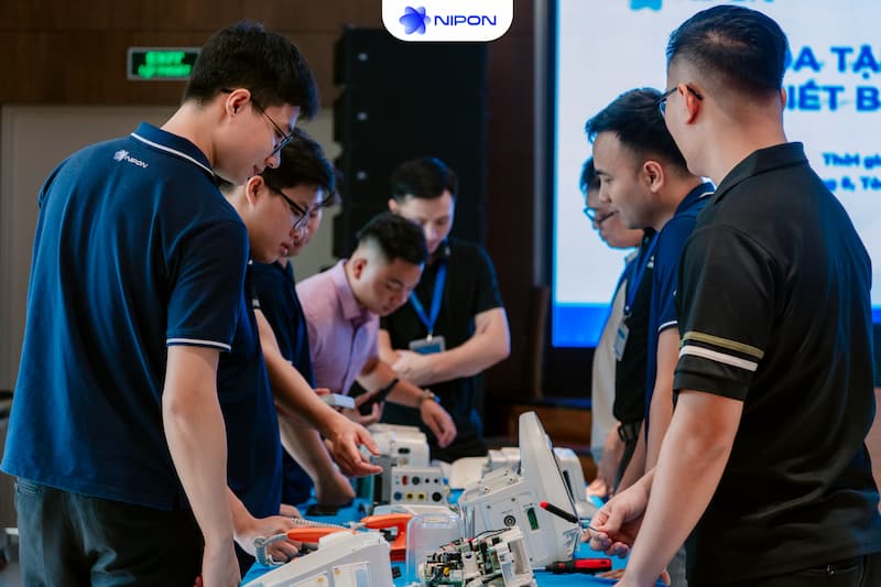 Các kỹ sư trao đổi với nhau về kỹ thuật, bảo trì máy