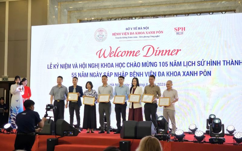 Ông Nguyễn Tùng Lâm - Giám đốc chi nhánh Hà Nội nhận giấy chứng nhận tài trợ đồng